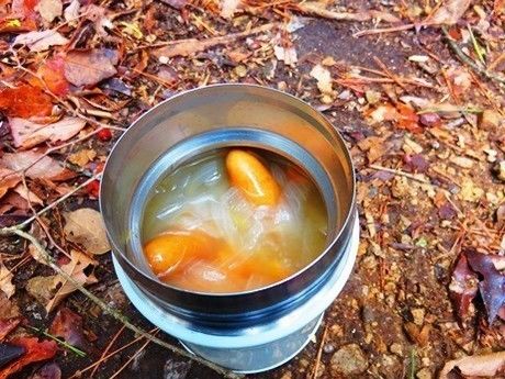 お弁当の中のソーセージ入りスープ