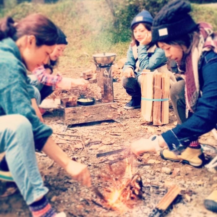 女子だけで火おこしをする様子