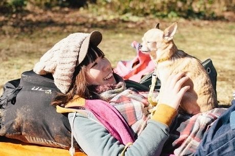 犬と戯れるこいしゆうかさん