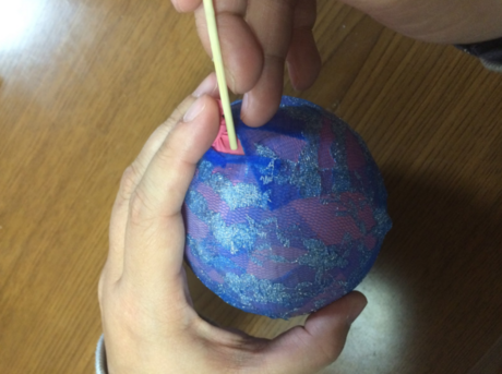 風船を竹串で悪様子