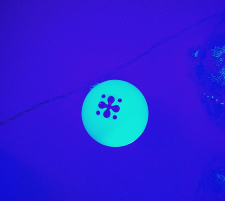 LEDイルミネーションライトをピンポン玉にさした様子