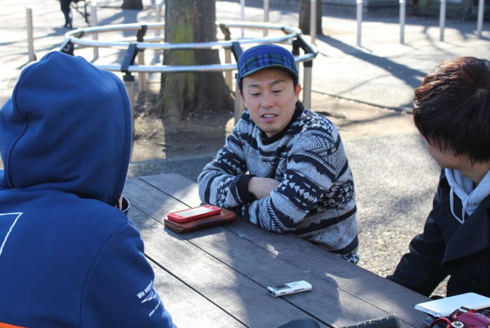 インタビューを受ける矢田さん