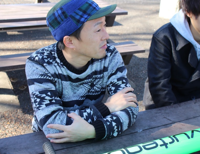 インタビューを受ける矢田さん