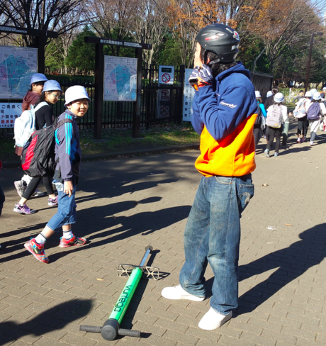 ポゴスティックをする大澤さん