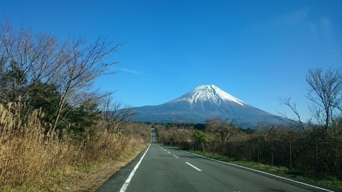 富士山と富士山に続く道路