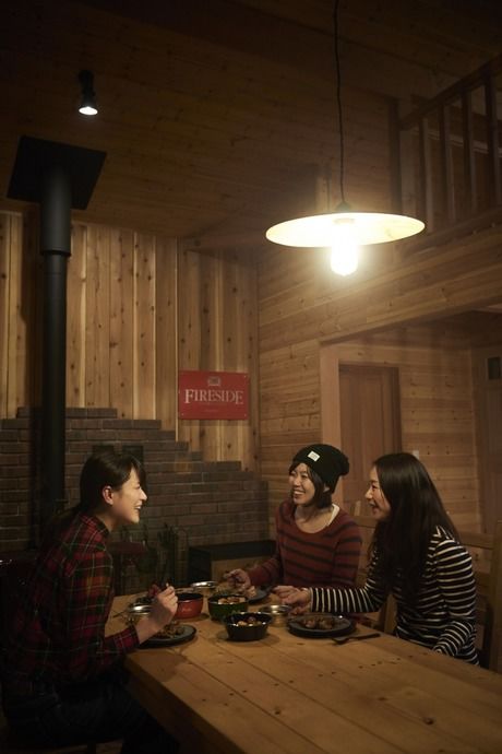 ディナーをしながら会話を楽しむ様子