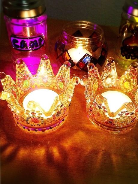 キャンドルホルダーと灯されたキャンドル