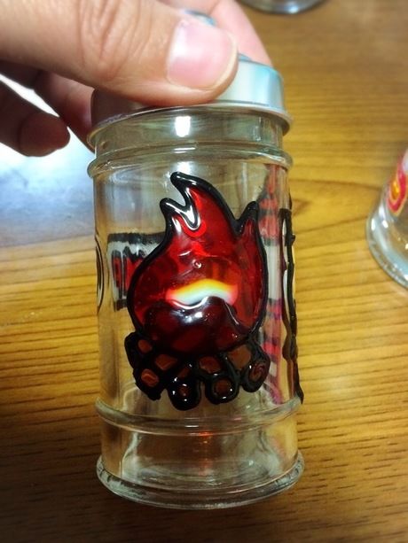 焚き火の絵を張った瓶