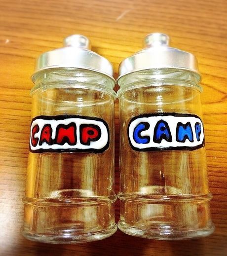 CAMPのロゴに色を塗った瓶