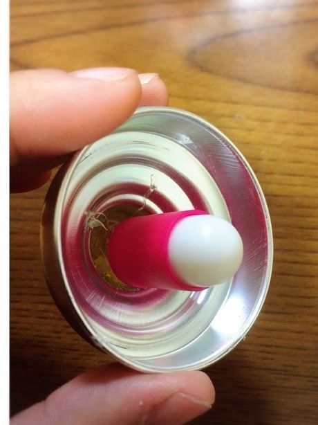 プッシュライトを瓶の蓋に取り付けた様子