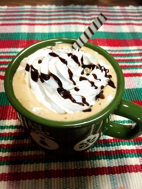 ホイップクリームをのせたカフェラテ