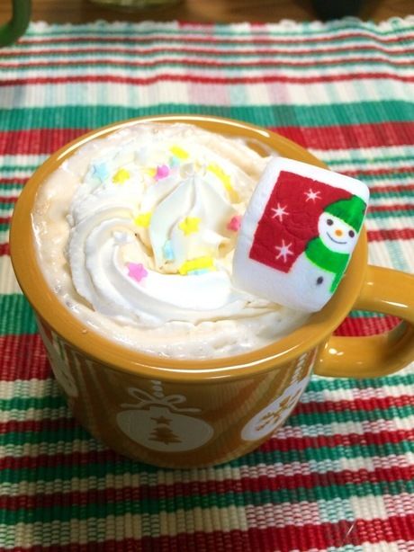 ホイップクリームをのせたホットドリンク