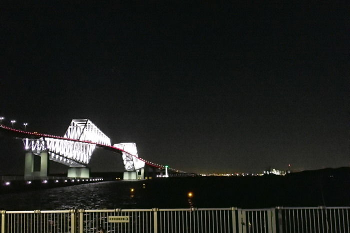 夜空に浮かび上がる東京ゲートブリッジの夜景