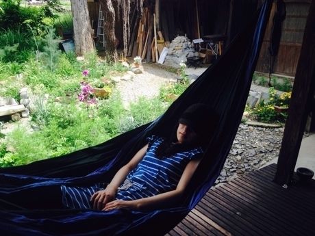 ハンモックで寝る女性