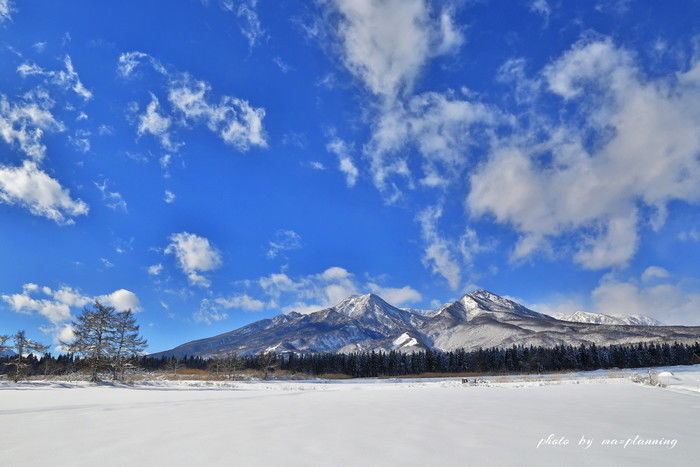 青空と雪山の景色