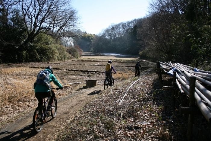 東京里山サイクリングでサイクリングする人々