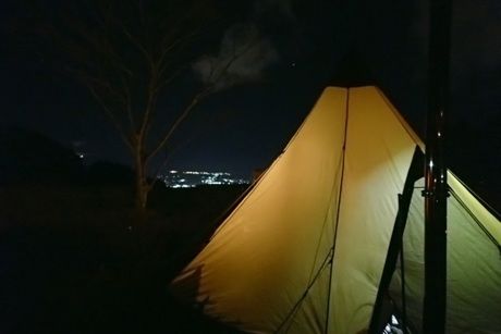 夜景とティピ型テント