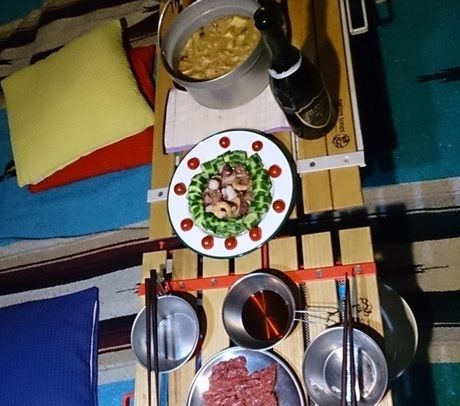 テーブルに並べられた夕食