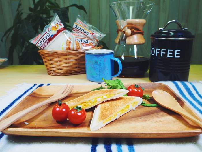 盛り付けられたランチパックで作ったホットサンド