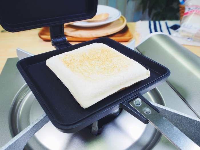 ホットサンドメーカーを開いた様子