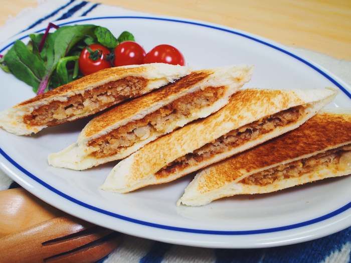 ランチパックで作った簡単ホットサンド、メンチカツ味
