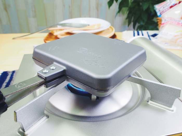 ホットサンドメーカーを閉めた様子