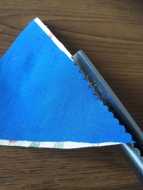 ピンキングばさみで布を切る様子
