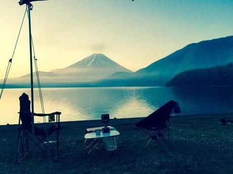 富士山が見える場所におけるアウトドアの様子