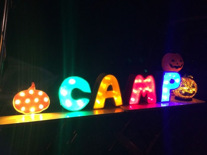 マーキライトで光るCAMPの文字の模型