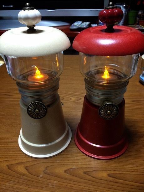 白と赤の2つの手作りのランプ