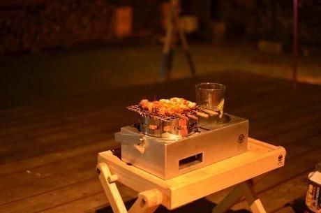 野燗炉で焼き鳥を焼く様子