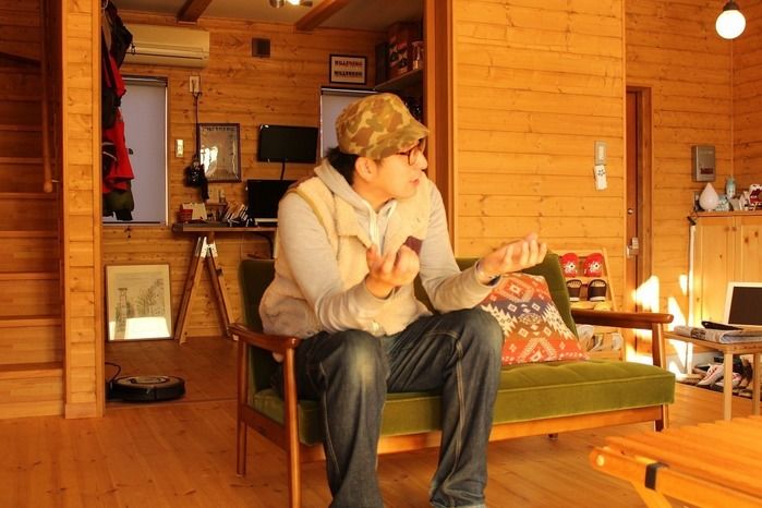 自宅のソファに座っているkabawoさん