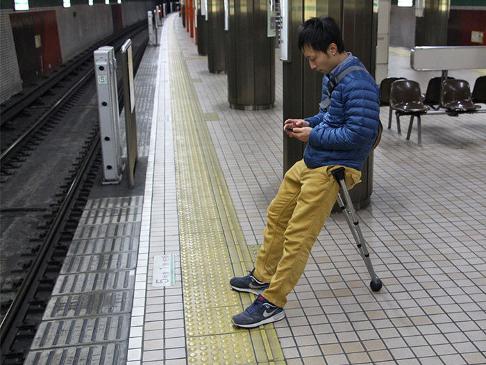 駅でVチェアを使う人