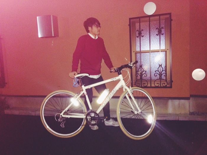 反射している自転車に取り付けられたチルボトルの様子