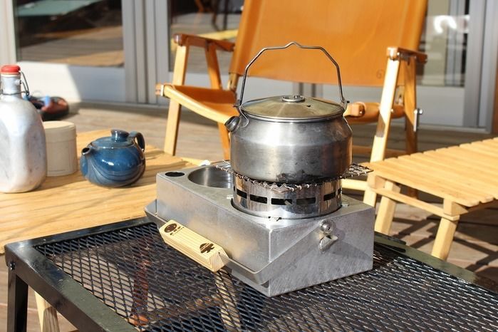 ウッドデッキのテーブルの上に置かれた野燗炉