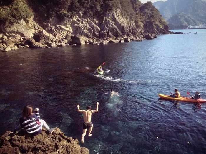 海に飛び込む男性