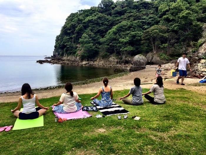 自然の中でヨガをする人々