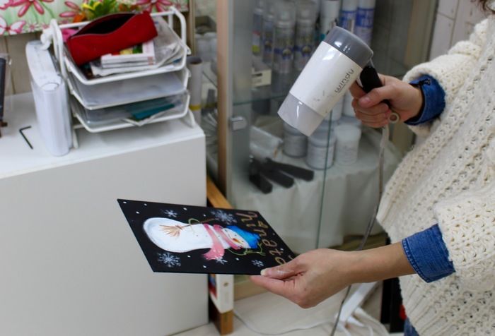 スプレーをドライヤーで乾かしている様子