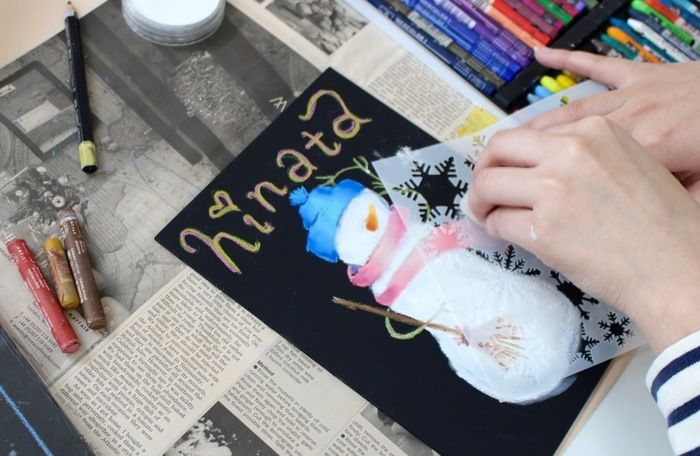ステンシルで雪を描いている様子