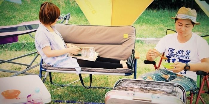 ワンハンドキャリーソファでくつろぐ女性
