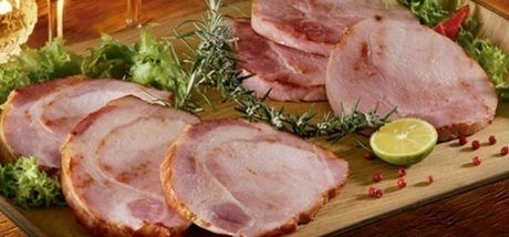 木のお皿に盛り付けられたハム