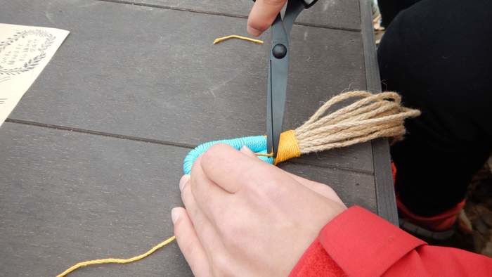 紐を切る様子