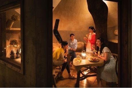 ツリーハウスでくつろぐ男女