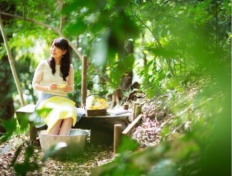 大自然の中で足湯をする女性