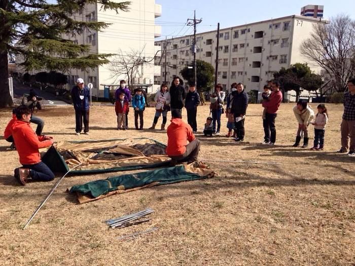 テントの立て方を教える男性