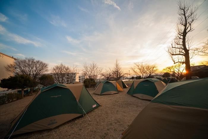 コールマンのテントが並んだ、イベント「団地deキャンプ」DANCHI Caravan in 町田山崎の様子