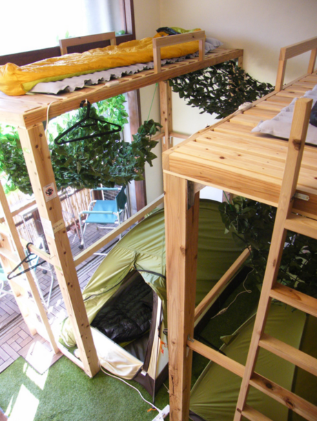 屋内でキャンプをする様子