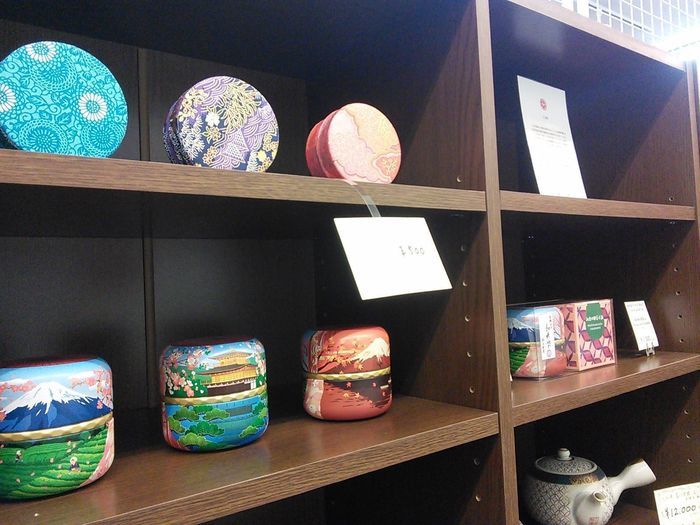 棚に並べられた伝統工芸品
