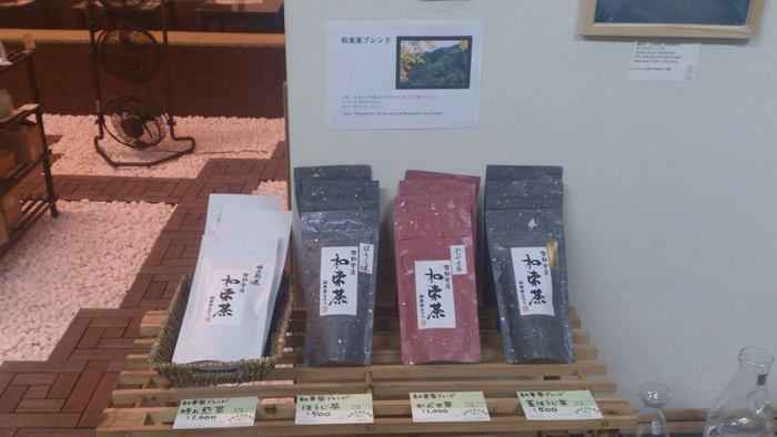 店内に並べられた伝統工芸品の茶器