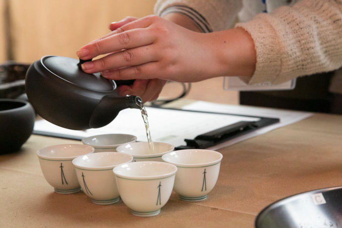 湯飲みにお茶を入れる様子